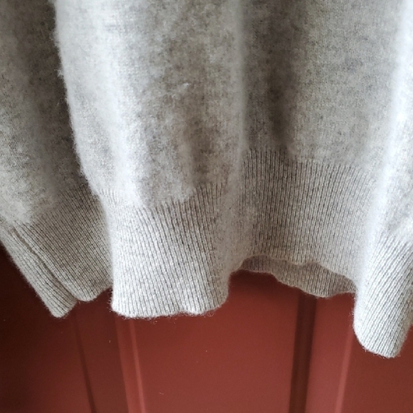 Lord & Taylor 2 Ply CASHMERE Gray Crewneck Sweater - Picture 6 of 10